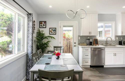 Adorable 2BR-2BA House with EV & Free Parking and Family Friendly in Los Angeles - Photo 9