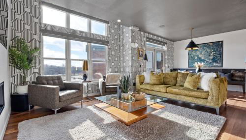 Iowa River Landing steps to Xtream Arena & Coralville Convention Center - Foto 5