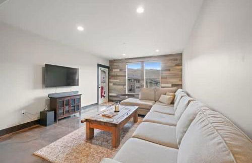 Spacious 5BR Family Townhome with Hot Tub and Garage - Foto 25