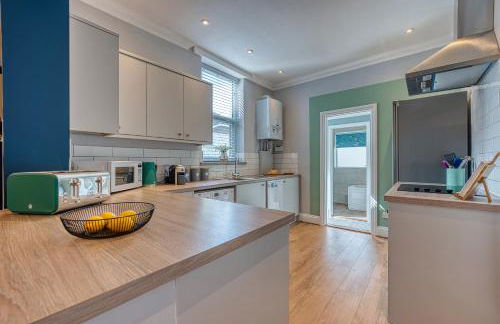 2-Bedroom Modern, Stunning & Stylish Contractor House, Sleeps 4, Prime Portsmouth Location with Free Parking Permit - by Blue Puffin Stays - Foto 21