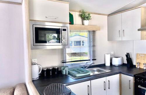 Elegant 2 Bed 1 and Half Bath Caravan in Holiday Resort Village - Photo 53
