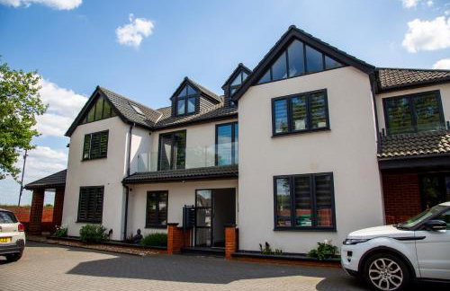 Stunning Penthouse-Style 2-Bed Uxbridge - Photo 25