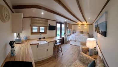Ty Beti at Gorlan yr Efail Shepherds Hut with Private Hot Tub - Foto 2
