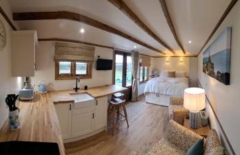 Ty Beti at Gorlan yr Efail Shepherds Hut with Private Hot Tub - Foto 2