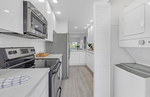 Waterfront Oasis 2BR 2BA with Pool, Gym, Balcony & Parking - Foto 9