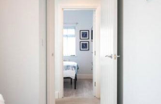 The Little Blue House by Sheppey Stays -Cosy 2BR Blue House - Near Docks with Parking - Foto 2