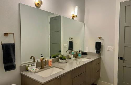 Upscale Modern Hill Country Home! Has it ALL! - Foto 31