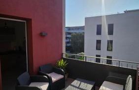 Charming 1 Bedroom Apartment with terrace air conditioning and private parking - Photo 8