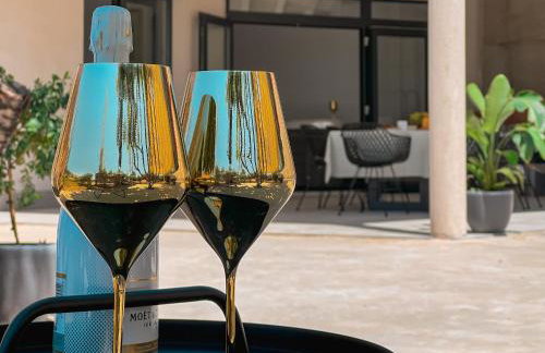 Mediterranean Oasis Seaside Villa with Pool - Foto 40