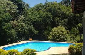 Linda casa em condomínio ecológico de alto padrão a 1h de SP, Terreno de 1500m2 com amplo gramado e piscina, WiFi para Home Office, Área gourmet com churrasqueira, forno de pizza e lareira aconchegante - Foto 6