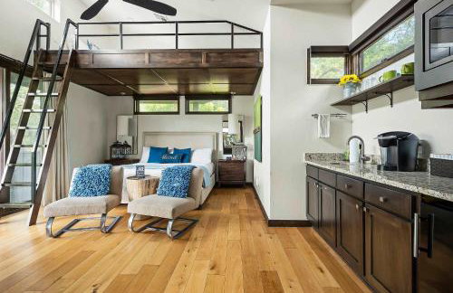 Charming Lake Getaway with Loft - Pickleball & BBQ - Foto 8