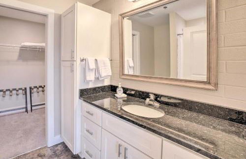 Luxe Manistee Condo with Balcony and River Views! - Foto 17