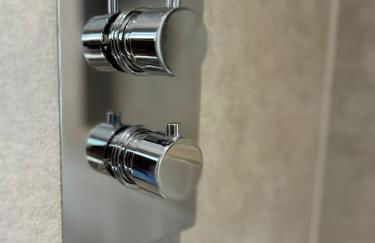 Relaxing private entrance ensuite room with stunning sea view and swimspa - Photo 23