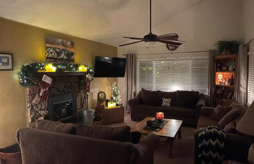 Spacious cozy chalet huge deck over seasonal creek - Foto 1