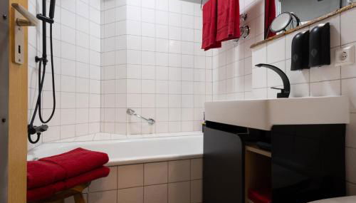 Schwarzwaldmarie in Titisee mit Badewanne Sonnenbalkon TG-Stellplatz Küche - Foto 3