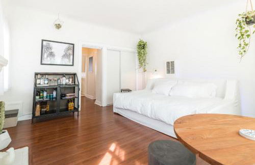 Sunny Boho Chic West Hollywood Flat! - Photo 1