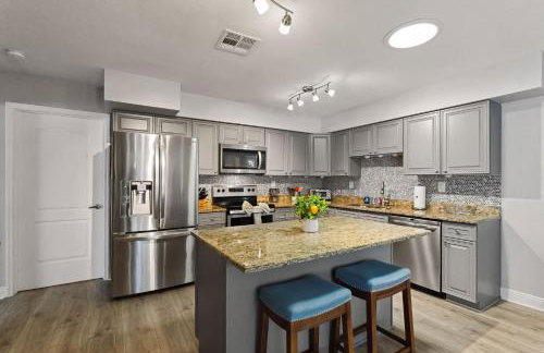 3BR 2BA Heated Pool Home Pool Table Great Location - Foto 8