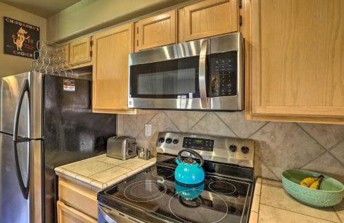 Serene Desert Escape with Porch and Resort-Style Perks - Foto 10