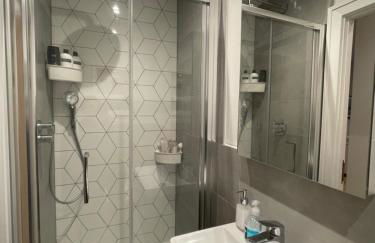 London Heathrow Airport Apartment Voyager House Terminal 12345 - EV electric and Parking available - Foto 14