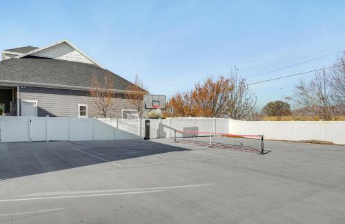 Private Pool and Hot Tub Luxe Unit Near UTA Train! - Foto 23