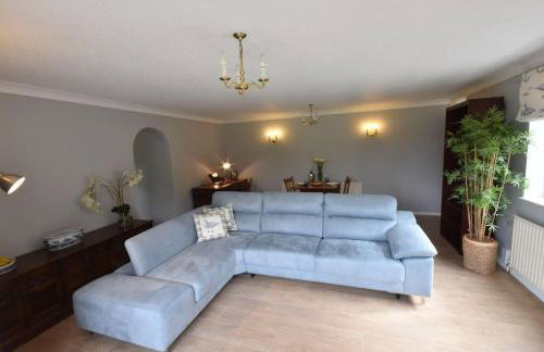 Canalside Manor House Annexe with Secure Parking - Photo 8