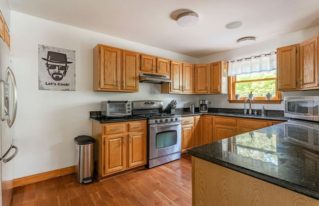 Family Fun Oasis Hot Tub Steam Room Pool Stream Firepit Games - Foto 26