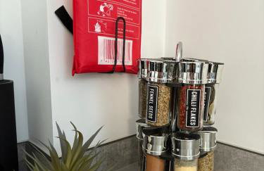 Central 2BR Home with Parking near Ferry - Foto 15