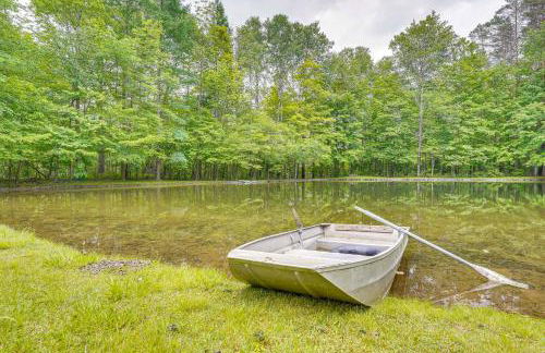 Ambient Manchester Village Abode with Deck and Pond! - Foto 30