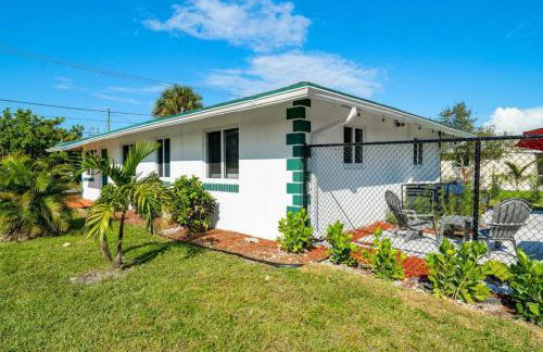 Roxanas 3bed 2bath Home with Modern Interior and BBQ Backyard - Photo 30