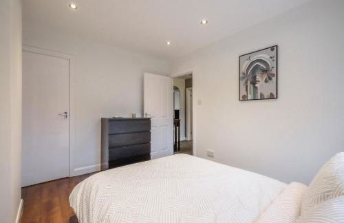 Sleek 2B/1B Retreat in Lindley, Huddersfield - Foto 5
