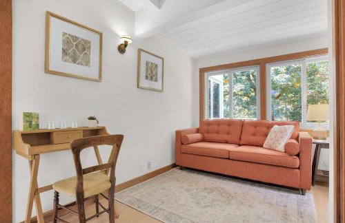 Serene Retreat with Hot Tub - Fire Pit - Deck - Foto 40