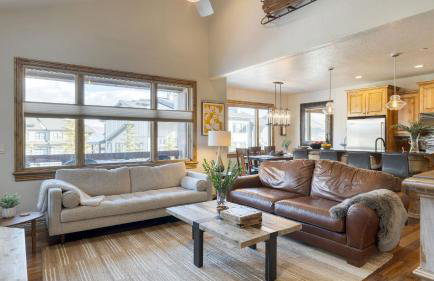 Blue Skies Lakeside Family-friendly Getaway w/ Hot Tub & BBQ - Foto 12