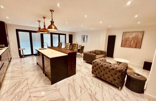 Luxury 5BR Stay With City Access - Photo 57