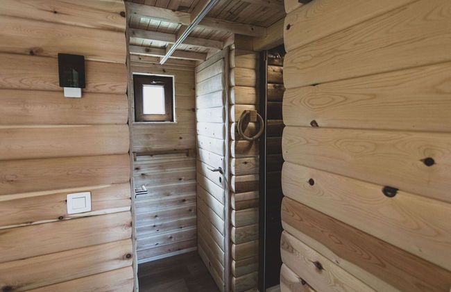 Romantic Woodland Chalet - Photo 18