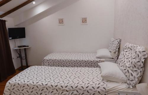 Homey 1 bedroom Apt 5 min Walk to Split Old Town & Bacvice Beach - Photo 8