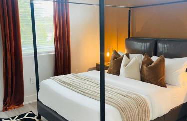 Luxurious Hidden Gem - Downtown Access - Balcony - Foto 14