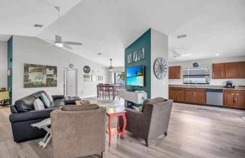 Charming Heated Pool Home - 3 miles to the Beach, Pet and Family Friendly -Available Year Round! - Photo 9