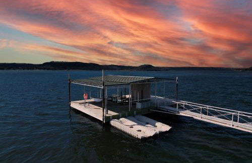 Family Lakefront Home with Large Porch - Foto 2