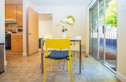 Central 3BR Home Steps from Castro St - Foto 31