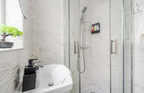 Newly Renovated 4BR House with lots of amenities - Foto 25