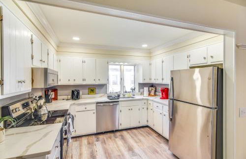 Lovely Westerley Home with Yard and Grill! - Foto 12