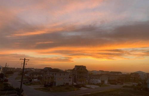 Beachfront Oasis with 2 Large Decks, BBQ and Views! - Foto 39