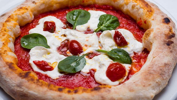 Una squisita pizza margherita