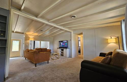 Modern Farm Home WT Large Parking, Front Porch - Foto 10