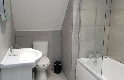 Orchid Lodge - Two Bed Generous Flat - Parking, Netflix, WIFI - Close to Blenheim Palace & Oxford - F4 - Photo 34