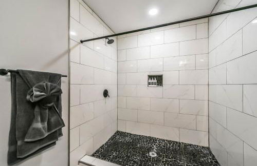 Comfy 5BR Holiday Home with Hot Tub, 10min from NGR Stadium - Foto 10