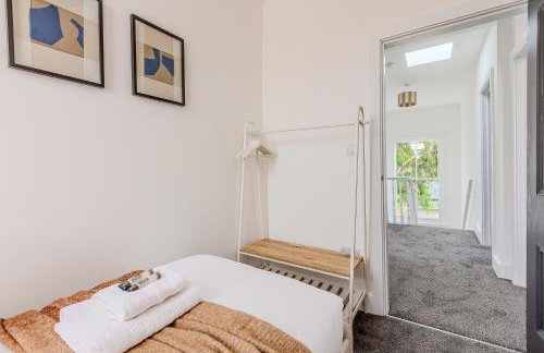 Immense Bright 5BR House near Kensington Olympia - Photo 20