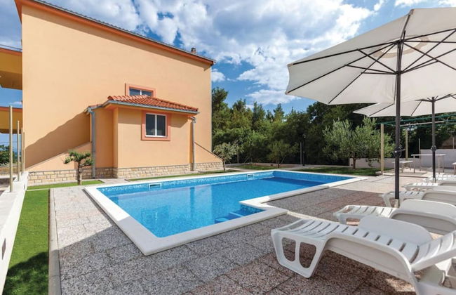 Chic and Stylish Kastel Novi Apartment With Pool - Foto 12