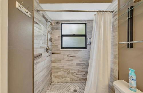 Exquisite Lakefront Pool House Awaits Pool 10 PPL - Foto 50