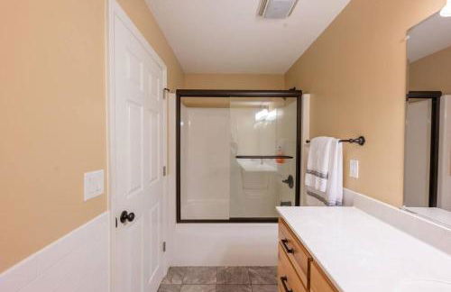 Secluded Waterfront A-Frame Cabin w/ Pvt Lake - Foto 14